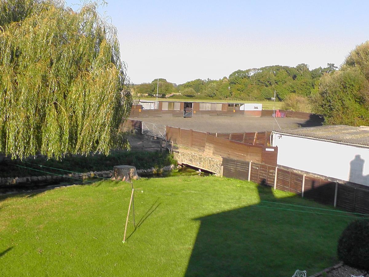 Willowbrook Riding Centre Чичестер Экстерьер фото